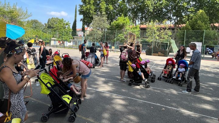 Le public attend le début du spectacle "Okami et les quatre saisons du cerisier" au théâtre Le Totem, le 12 juillet 2023 pour le Festival Off d'Avignon. (FRANCEINFO Yemcel Sadou)