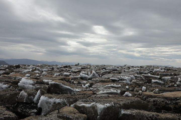 A l'approche du sommet de Ok, les roches autrefois recouvertes par le glacier se couvrent de cristaux de glace.&nbsp;&nbsp; (MARIE-ADELAIDE SCIGACZ / FRANCEINFO)