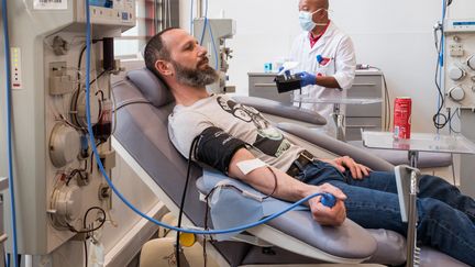 Un homme donne son plasma à la Banque française du sang, le 27 mars 2020 à Lille. (JULIE SEBADELHA / HANS LUCAS / AFP)