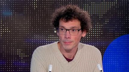 Sylvain Boulouque, historien des mouvements sociaux, était dans le journal de 23 Heures de franceinfo, samedi 19 décembre. Il est notamment revenu sur la nouvelle temporalité des mouvements de contestation. (FRANCEINFO)