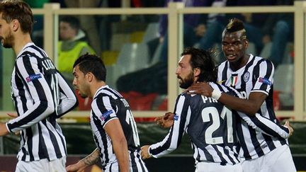 Les joueurs de la Juventus Turin heureux (Tevez et Pogba félicitent Pirlo) (VINCENZO?PINTO / AFP)