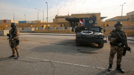 Des membres des forces de sécurité irakiennes montent la garde devant l'ambassade américaine de Bagdad, jeudi 2 janvier 2020. (AHMAD AL-RUBAYE / AFP)