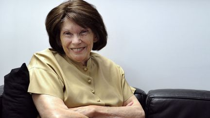 Danielle Mitterrand, fondatrice de l'association France Libert&eacute;s, pose, &agrave; l'&acirc;ge de 87 ans, &agrave; son domicile parisien, le 3 octobre 2011. (MIGUEL MEDINA / AFP)