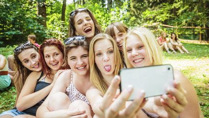 Quatre internautes sur dix "taggent" les gens pr&eacute;sents sur les photos pour les identifier. (MLENNY PHOTOGRAPHY / THE AGENCY COLLECTION / GETTY IMAGES)