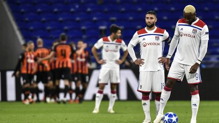 Moussa Dembélé et Nabil Fekir pensifs face au Shakhtar lors du match aller (JEFF PACHOUD / AFP)