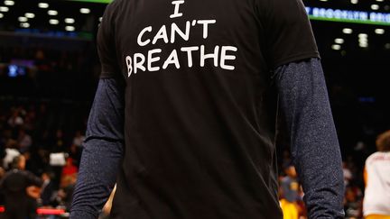 LeBron James portait un t-shirt "I can't breathe" durant un match en 2014. (AL BELLO / GETTY IMAGES NORTH AMERICA)