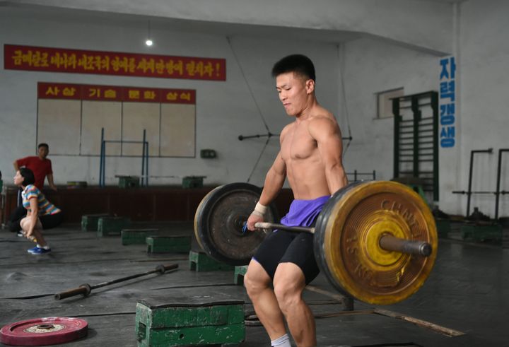 Un haltérophile dans un gymnase à Pyongyang (Corée du Nord), lieu d'entraînement de la championne olympique nord-coréenne Rim Jong-sim, le 14 août 2016. (KIM WON-JIN / AFP)