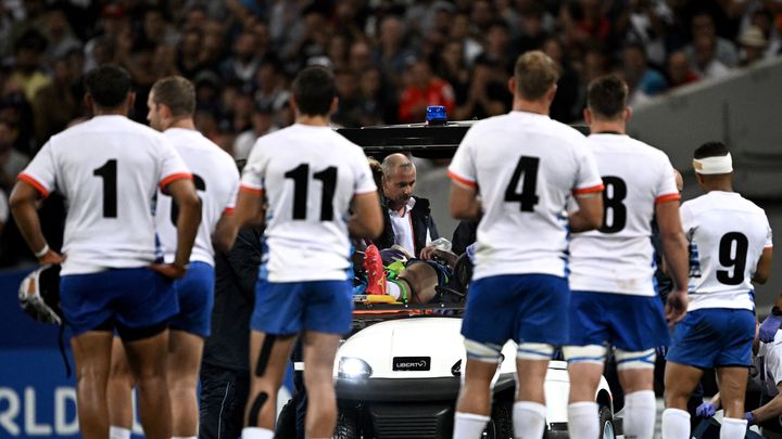 L'équipe de Namibie réunie suite à la blessure de son centre Le Roux Malan lors de la rencontre de la Coupe du monde de rugby contre la Nouvelle-Zélande, le 15 septembre 2023 à Toulouse (LIONEL BONAVENTURE / AFP)