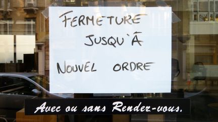 A Boulogne-Billancourt, dans les Hauts-de-Seine, un commerce fermé lors du premier confinement, en mars 2020. (STÉPHANE MILHOMME / FRANCE-INFO)