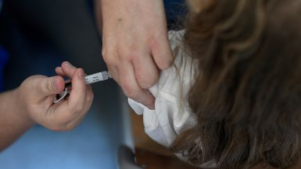 Une infirmière injecte une dose de vaccin contre le papillomavirus à une collégienne près de Rennes, le 9 octobre 2023. (DAMIEN MEYER / AFP)