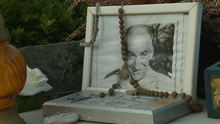 Objets souvenirs sur la tombe de Louis de Funès
 (France 3 / Culturebox)