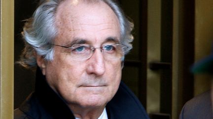 Bernard Madoff quitte la cour fédérale de New York, aux Etats-Unis, le 14 janvier 2009. (BRENDAN MCDERMID / REUTERS)