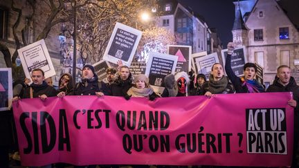 Des militants d'Act-Up, à Paris, le 1er décembre 2017. (OLIVIER DONNARS / NURPHOTO / AFP)