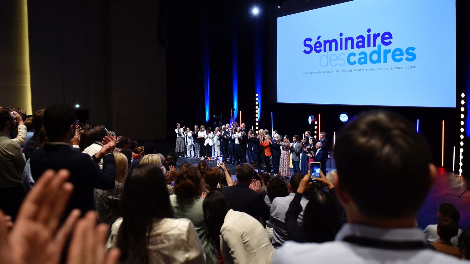 when the leaders of the LREM, collected in a seminar in Metz, dismiss the shouts of the demonstrators