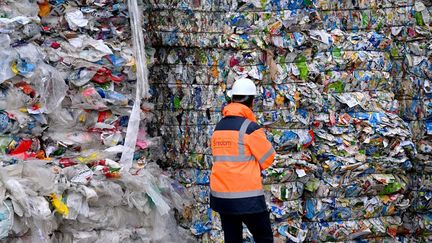 Un employé sur un site de traitement des déchets, à Vert-le-Grand (Essonne), le 24 octobre 2022. (EMMANUEL DUNAND / AFP)