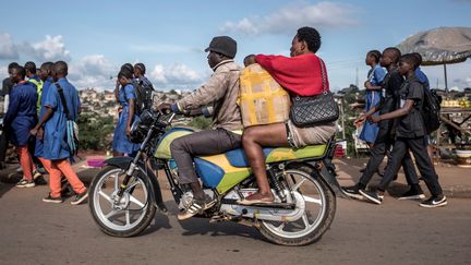 Moto-taxi à Yaoundé au Cameroun en octobre 2018. (MARCO LONGARI / AFP)