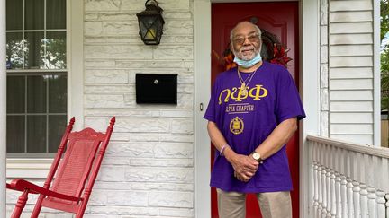 Rohulamin Quander, 76 ans, devant sa maison de Brookland à Washington (États-Unis), le 18 juin 2020. (GREGORY PHILIPPS / RADIO FRANCE)