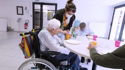 Une infirmière s'occupe de résidents d'un Ehpad à Clapiers, près de Montpellier (Hérault), le 27 avril 2020. (MAXPPP)