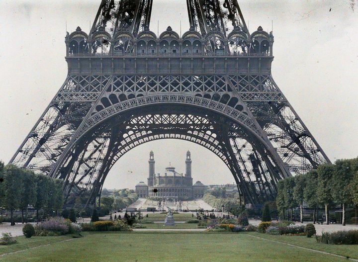 Stéphane Passet, Paris 7e, le palais du Trocadéro vu de la Tour Eiffel, autochrome 9x12 cm (© Département des Hauts-de-Seine, Musée départemental Albert Kahn, Collection des archives de la Planète)