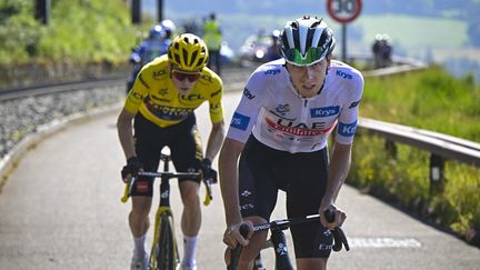 Tadej Pogacar devant Jonas Vingegaard lors de la montée du puy de Dôme, le 9 juillet 2023. (AFP)