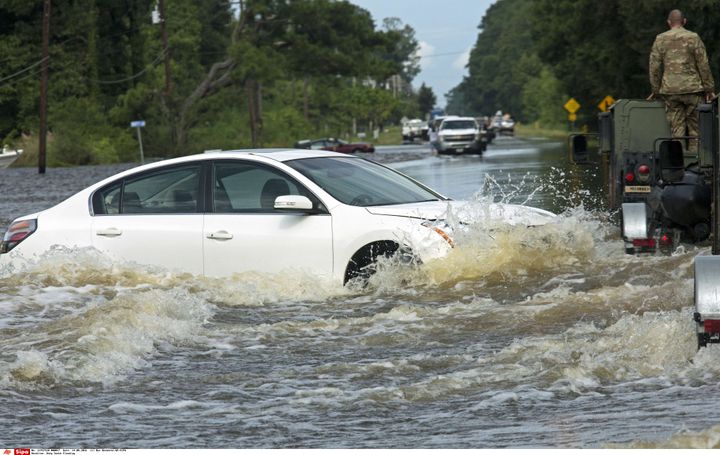 Une voiture est abandonnée aux éléments, dimanche 14 août 2016, près de Holden, dans l'Etat américain de Louisiane. (MAX BECHERER / AP / SIPA)