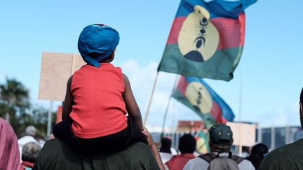 Des militants de l'Union syndicale des travailleurs kanak et des exploités défilent dans les rues de Nouméa (Nouvelle-Calédonie) à l'occasion de la Fête du travail, le 1er mai 2018. (THEO ROUBY / HANS LUCAS / AFP)