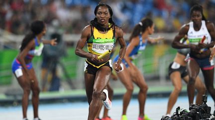 Aux Jeux de Rio, en 2016, Novlene Williams-Mills remporte l'argent avec ses coéquipières jamaïcaines en relais 4x400m, quatre ans après son cancer du sein.&nbsp; (JOHANNES EISELE / AFP)