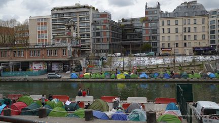 Des tentes de migrants, le long du canal Saint-Martin à paris, le 14 avril 2018. (ALPHACIT NEWIM / CROWDSPARK)