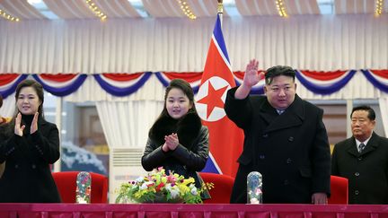 Le leader nord-coréen Kim Jong-un lors des célébrations du Nouvel an 2024, aux côtés de sa fille et de son épouse, à Pyongyang, le 31 décembre 2023. (STR / KCNA VIA KNS)