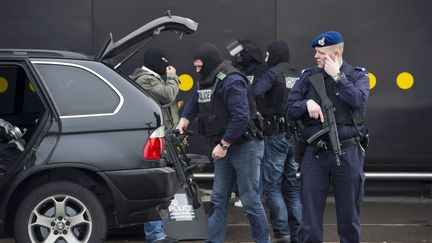 Des forces sp&eacute;ciales devant l'a&eacute;roport d'Amsterdam-Schipol, le 13 f&eacute;vrier 2012.&nbsp; (MARCEL ANTONISSE / ANP / AFP)