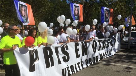 La marche blanche en hommage à Maëlys a débuté à 15 heures à Pont-de-Beauvoisin (Isère). (ANNE HÉDIARD / FRANCE 3 ALPES)