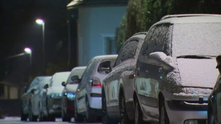 Face à la vague de froid qui touche la France mercredi 14 décembre, le journaliste Florent Boutet, en direct de Sèvres, dans les Hauts-de-Seine, explique que la Nationale 118 est fermée depuis la veille par précaution. (FRANCE 2)