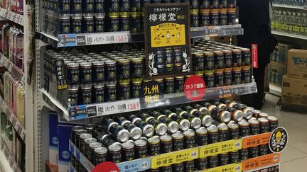 La nouvelle boisson alcoolisée de Coca-Cola proposée dans un supermarché de l'île de Kyushu, au Japon.&nbsp; (COCA-COLA JAPAN)