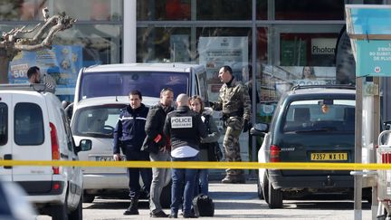 Les forces de l'ordre positionnées au supermarché de Trèbes (Aude) après une prise d'otages, le 23 mars 2018.&nbsp; (MAXPPP)