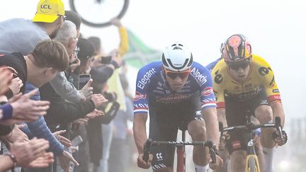 Mathieu van der Poel (Alpecin-Deceuninck) et Wout van Aert (Jumbo-Visma) mènent le groupe de favoris sur Paris-Roubaix, le 9 avril 2023. (ANNE-CHRISTINE POUJOULAT / AFP)