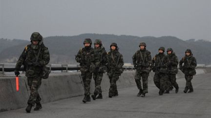 "Marines" sud-coréens patrouillant sur l'île de Yeonpyeong le 22 décembre 2010 (AFP - KIM JAE-HWAN)