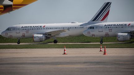 Des avions sur le tarmac à l'aéroport&nbsp;Roissy-Charles de Gaulle,&nbsp;le 24 mars 2020. (THOMAS SAMSON / AFP)