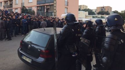 Gendarmes mobiles et CRS sont déployé dans le quartier des Jardins de l'Empereur, à Ajaccio, face aux manifestants, le 26 décembre 2015. (MARION FIAMMA / FRANCE 3 CORSE VIASTELLA)