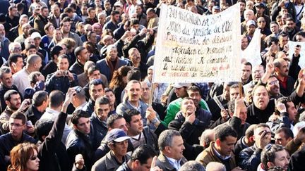 Quelque 2000 personnes ont tenté de manifester à Alger "contre le système" le 12 septembre 2011 (AFP - FAROUK BATICHE)