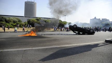 Un VTC est retourn&eacute; par les taxis en col&egrave;re, le 25 juin 2015 &agrave; la porte Maillot, &agrave; Paris. (THOMAS OLIVA / AFP)