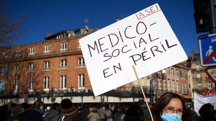 Des salariés du&nbsp;médico-social manifestent dans les rues de Toulouse (Haute-Garonne), le 11 janvier 2022. (ALAIN PITTON / NURPHOTO / AFP)