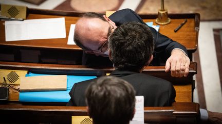  Le Premier ministre, Jean Castex, discute avec le ministre de l'Intérieur, Gérald Darmanin, lors d'une séance de questions au gouvernement à l'Assemblée nationale, à Paris, le 24 novembre 2020. (AMAURY CORNU / HANS LUCAS / AFP)