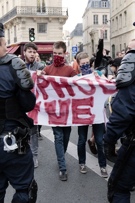 Clément Méric lors d'une manifestation en faveur de la loi mariage pour tous et contre "La Manif pour tous", à Paris, le 17 avril 2013. (JACQUES DEMARTHON / AFP)