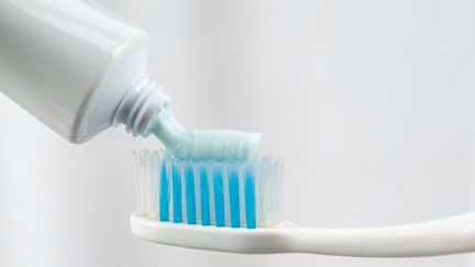 Attention aux promesses frauduleuses sur les dentifrices censés blanchir nos dents. Le mensuel de l'INC de novembre a réalisé un test sur 12 réfécences de dentifrices réprésentatils du marché. Certains produits testés contiennent des substances fatales à l’émail. (Illustration) (ISSARAWAT TATTONG / MOMENT RF / GETTY IMAGES)