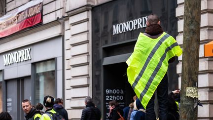 Des gilets jaunes pendant l'acte 6 à Paris.&nbsp; (KARINE PIERRE / HANS LUCAS)