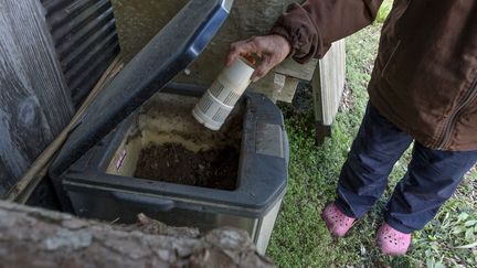 Placer ses déchets bruts dans un conteneur de compost chez soi permet de les transformer en humus. (KAZUHIRO NOGI / AFP)