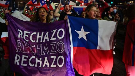 Des partisans du "non" (Rechazo) à la nouvelle constitution chilienne fêtent leur&nbsp;victoire après les résultats du référendum, à Santiago du Chili, dimanche 4 septembre 2022. (MARTIN BERNETTI / AFP)