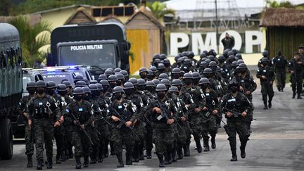 Des membres de la police militaire du Honduras à Tegucigalpa (Honduras), le 27 novembre 2022. (ORLANDO SIERRA / AFP)