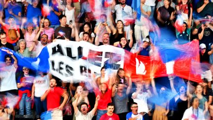 Des spectateurs français assistent aux épreuves olympiques de badminton, le 29 juillet 2024, à Paris. (RYOHEI MORIYA / YOMIURI / AFP)