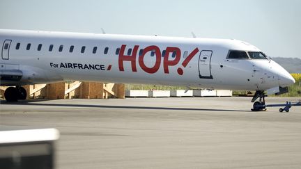 Un avion de la compagnie Hop!, à l'aéroport de Morlaix (Finistère), le 7 avril 2017. (FRED TANNEAU / AFP)